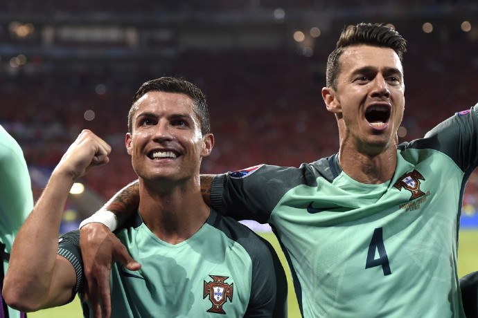 波兰完胜里昂，布鲁诺送出助攻