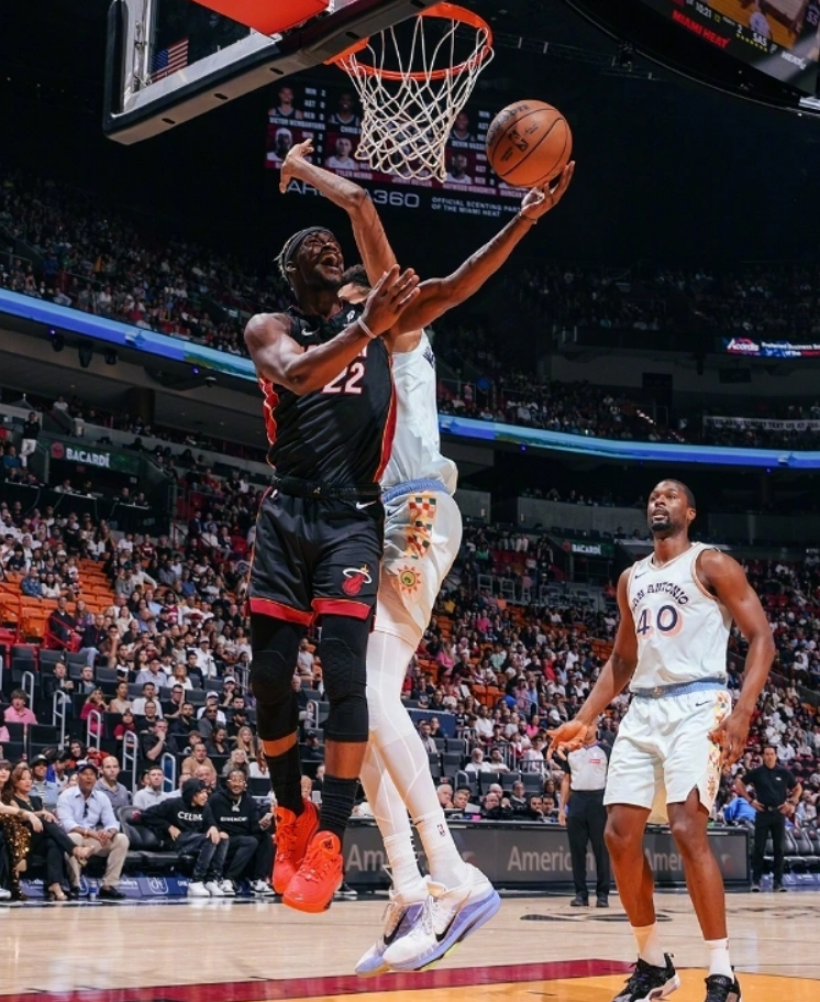 马刺轻取猛龙，霍勒迪带队取胜