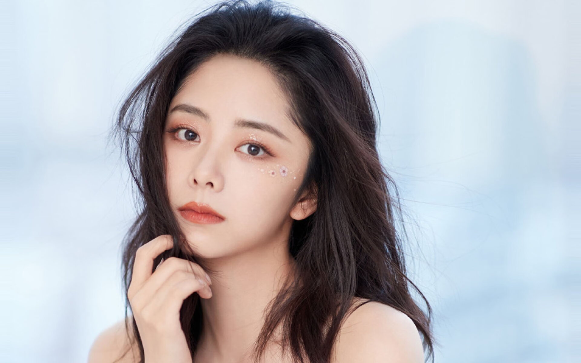 浓眉舞步与绿茵脉搏